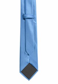 Cravatta blu chiaro in tessuto testurizzato, con un'estremità affusolata e un accento quadrato nero. Il design è elegante e aerodinamico.