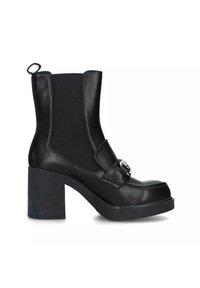 Stivaletto nero con tacco alto e piattaforma chunky, in pelle liscia e con lati elastici, dotato di una fibbia decorativa sulla cintura. Tacco testurizzato.