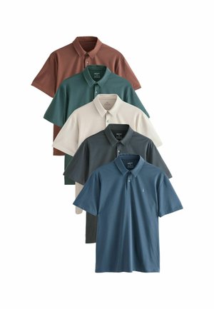 Viisi kauluskangasta olevat polo-paidat esiteltyinä pystysuorassa pinossa. Värit: ruskea, vihreä, kerma, tummanharmaa, teal. Lyhyet hihat, napitus, pehmeä kangas.