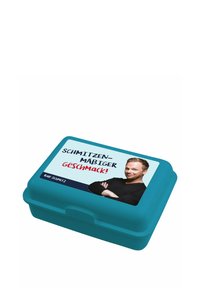 Scatola per il pranzo di plastica turchese con coperchio a cerniera. Presenta un'etichetta colorata con testo e una foto di un uomo con le braccia incrociate.