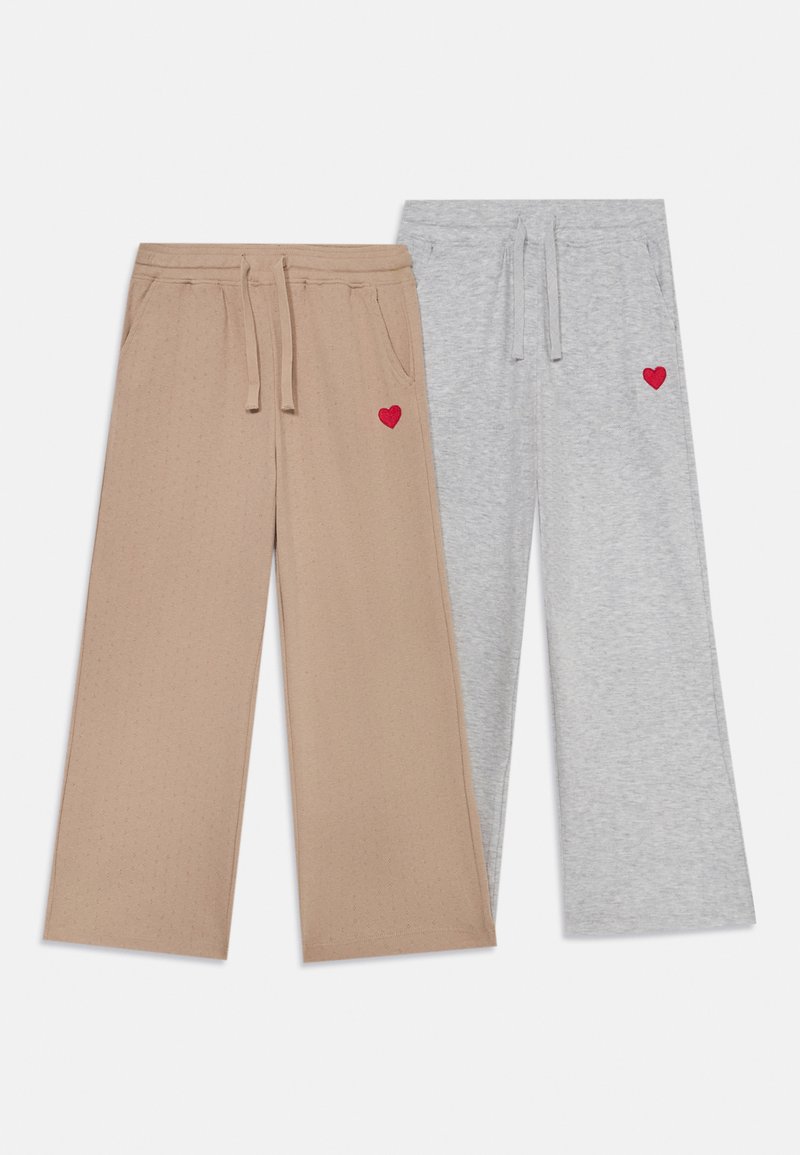 Pantaloni della tuta beige e grigi con gambe ampie, dotati di accenti a cuore ricamati in rosso e cintura con cordoncino. Realizzati in un morbido tessuto testurizzato.