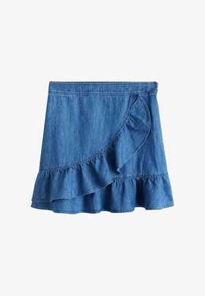 Blauer Jeansrock mit Wickelvolant-Detail und ausgestelltem Saum, vor weißem Hintergrund gezeigt.
