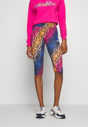 Leggings imprimés serpent colorés avec des bleus, roses et oranges vibrants, d'une coupe mi-jambe et d'une taille élastique.