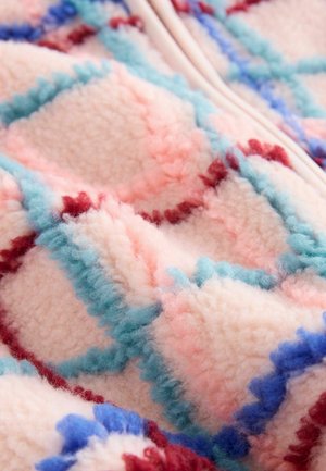 Struktureret stof i pastelpink med et rutig mønster af blå, rød og lyserøde accenter; blød, varm og indbydende tekstur.