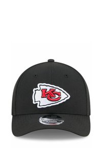 Schwarze Kappe mit strukturiertem Design und gebogenem Schirm. Sie verfügt über ein weißes und rotes gesticktes Logo der Kansas City Chiefs auf der Vorderseite.