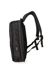 Sac à dos noir, fabriqué en tissu durable, avec des bretelles rembourrées, une fermeture éclair élégante et un motif de grille texturé sur les côtés.