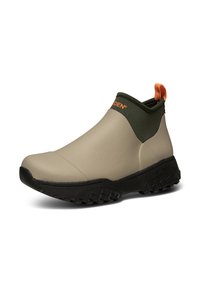 Beżowa wodoodporna botka do kostki z teksturowaną czarną podeszwą, zielonym kołnierzem z neoprenu i pomarańczowym akcentem logo z boku.
