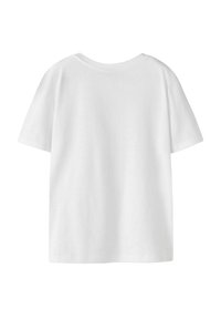 Camiseta de algodón blanca de manga corta con un cuello redondo y una textura lisa y uniforme. Sin patrones ni acentos visibles. Vista posterior.