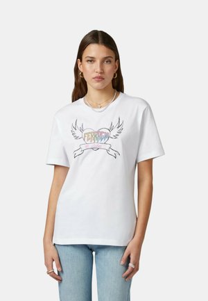 T-shirt in cotone bianco con design di un cuore con ali e lettering multicolore, accompagnato da una grafica di nastro sottostante.