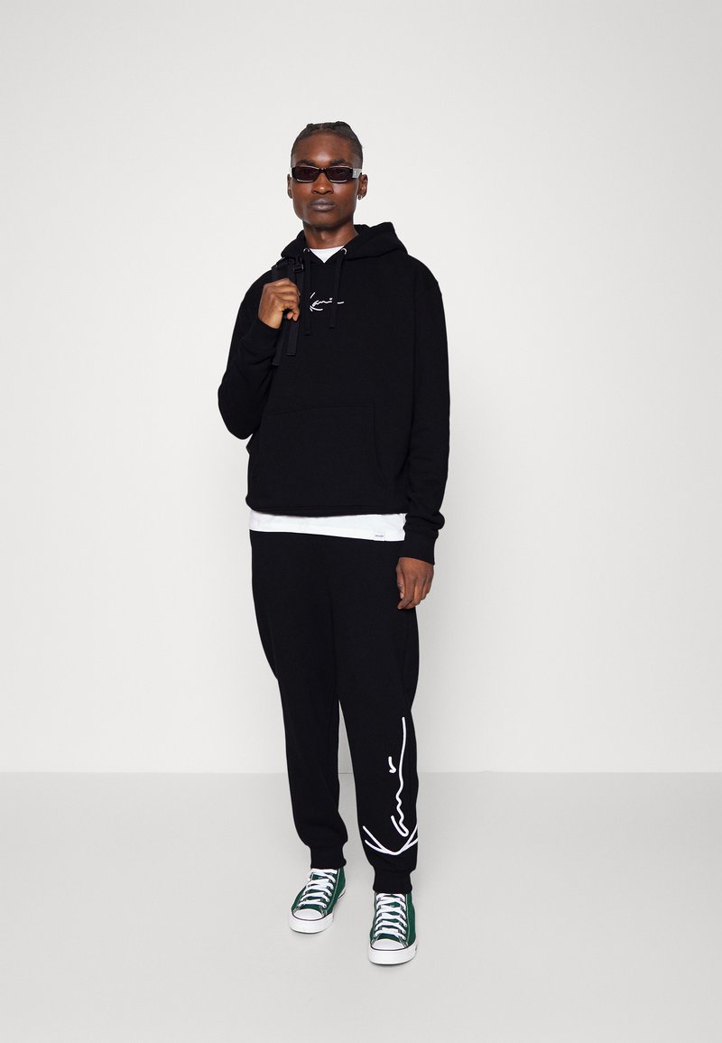 Karl Kani - ESSENTIAL TRACKSUIT SET UNISEX - Trainingsanzug - black, Vergrößern