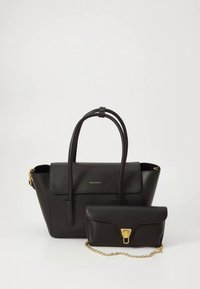 Zwarte leren handtas met een korrelige textuur, dubbele handgrepen en gouden accenten. Inclusief bijpassende portemonnee met een kettingriem.
