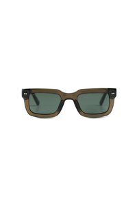 Gafas de sol rectangulares con un marco marrón translúcido y lentes verdes oscuros. Incluyen sutiles acentos plateados y un acabado mate.