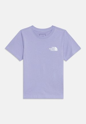T-shirt lilas à manches courtes et col rond avec logo blanc "The North Face" sur la poitrine gauche.