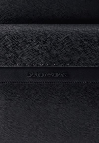 Portofel din material sintetic negru, cu o finisare texturată, cu logo-ul "EMPORIO ARMANI" embossat, cusături întărite și margini elegante.