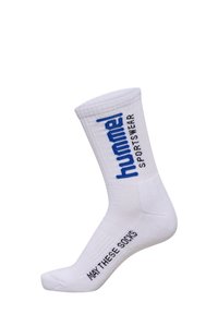 Białe skarpetki sportowe z niebieskim logo "hummel" oraz napisem "MAY THESE SOCKS" po bokach, wykonane z teksturowanej tkaniny.