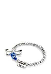 Un bracelet en perles argentées avec un charm en libellule, des perles en verre bleu et des étiquettes gravées avec les mots "Suerte" et "Uno."