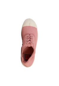 Roze canvas sneaker met witte rubberen neus en zool, van bovenaf bekeken op een witte achtergrond.