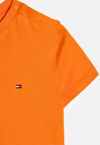 Tommy Hilfiger ESSENTIAL TEE UNISEX - T-shirt - bas - orange thunder