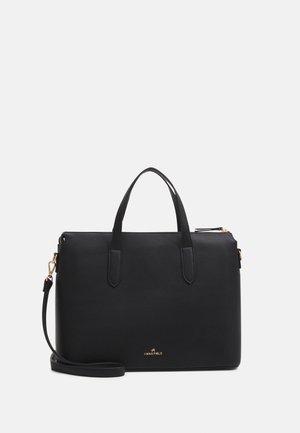 Bolso de mano de cuero negro con una textura suave, dos asas en la parte superior, una correa para el hombro desmontable y un acento de logo dorado en la parte frontal.