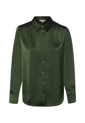 Blouse en satin vert foncé à manches longues, avec col, boutonnage sur le devant, épaules froncées et poignets boutonnés.