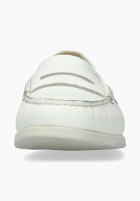 Mocassin en cuir blanc avec des accents cousus et un bout arrondi. Il est doté d'un dessus texturé et d'une semelle en caoutchouc flexible pour plus de confort.