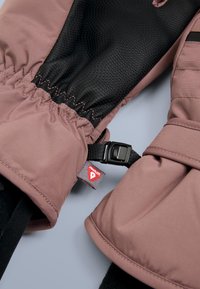 Robusna zimska rukavica u mauve boji s crnim teksturiranim mrežastim panelom, opremljena elastičnim manžetnama i podesivim remenom za sigurno prianjanje.