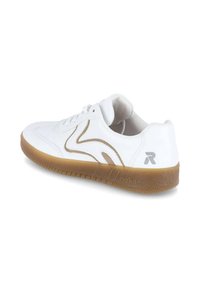 Witte sneaker met een gestructureerde rubberen zool, subtiele lichtbruine accenten, gladde synthetische bovenkant en logo op de hiel.