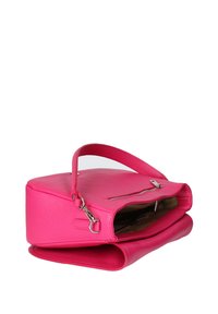 Roze leren handtas met een gestructureerde vorm, voorzien van een ritssluiting aan de bovenkant, een buitenzak en een enkele handgreep om te dragen.