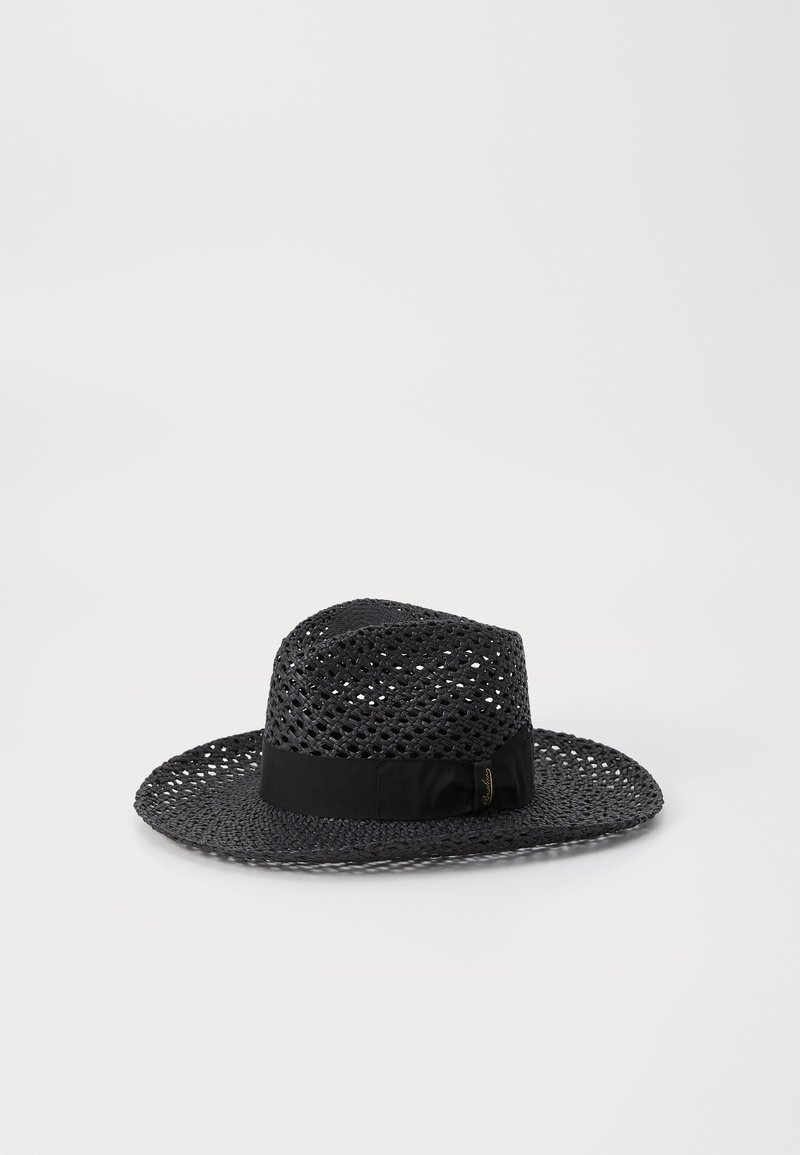 Chapeau en paille tissée noire avec un large bord, doté d'une bande en tissu noir unie autour de la base et d'un petit accent logo.