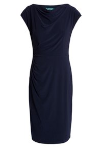 Vestido azul marino hasta la rodilla con mangas cortas, front drapeado para textura y una silueta ajustada que resalta detalles de fruncido lateral.