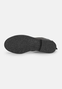 Suola di scarpa in gomma nera con superficie texturizzata e pattern. Presenta un tacco arrotondato e un bordo liscio. Design resistente per una buona aderenza.