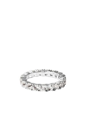 Anillo de banda de eternidad de plata con piedras preciosas claras y redondas, distribuidas uniformemente alrededor de toda la circunferencia.