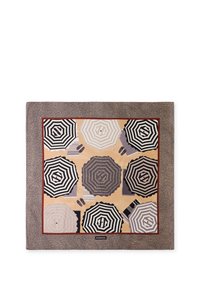 Sciarpa in seta con un design a motivo che presenta ombrelli a righe in nero, bianco e grigio. Accentuata con un bordo testurizzato e bordi dettagliati.