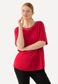 Ulla Popken RHINESTONE NECKLINE SHORT SLEEVE - Camiseta estampada - salsa
