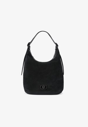Borsa hobo nera in suede con forma curvata, texture morbida e una sola tracolla. Presenta un emblema decorativo nero alla base.