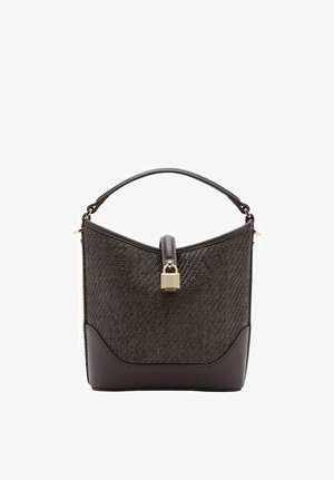 Sac à main en cuir tressé brun foncé avec une poignée structurée et une fermeture à boucle avant dorée, combinant texture et finitions lisses.