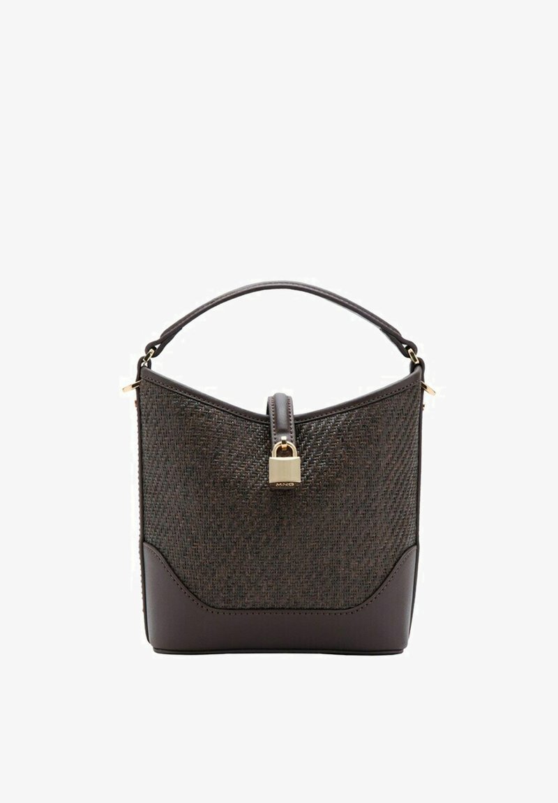 Sac à main en cuir tressé brun foncé avec une poignée structurée et une fermeture à boucle avant dorée, combinant texture et finitions lisses.