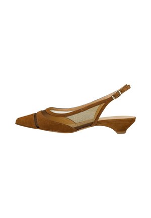 Brauner Wildleder-Slingback-Schuh mit spitzer Zehenkappe, Mesh-Seitenteilen, niedrigem Kitten-Absatz und verstellbarem Schnallenriemen.