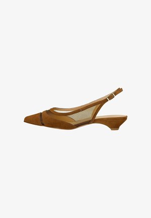 Bruine suède slingback schoen met spitse neus, mesh zijkanten, lage kittenhak en verstelbare gespsluiting.