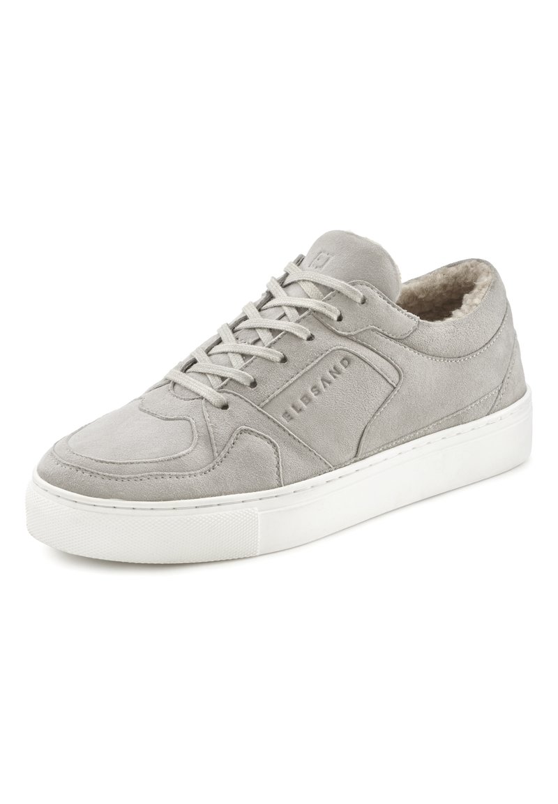 Hellgraue Wildleder-Sneaker mit weißer Gummisohle, ausgestattet mit einem gepolsterten Kragen, flachen Schnürsenkeln, dezenter Naht und einem strukturierten Seitenpaneel.
