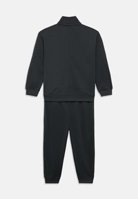 Schwarzer Trainingsanzug mit einer Reißverschlussjacke mit hohem Kragen und gerippten Bündchen, kombiniert mit passenden, schmal zulaufenden Hosen. Glatte Stoffstruktur.