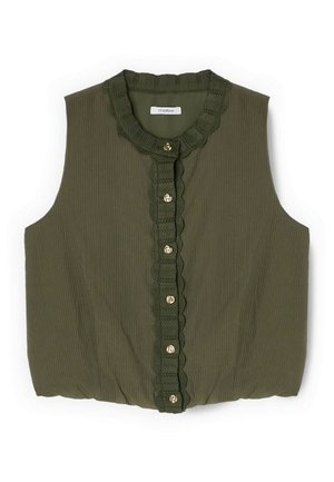 Ærmeløs olivengrøn ribstrikket bluse med bølget blondekant langs krave og knapstolpe, med seks gyldne knapper.