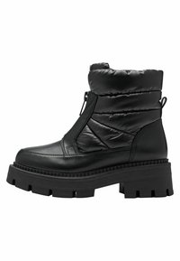 Botas negras hasta el tobillo con parte superior acolchada, que cuentan con un cierre de cremallera, cuero suave y materiales sintéticos, suela de goma gruesa con ranuras.