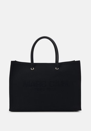 Sort rektangulær tote taske med to afrundede håndtag og subtilt præget "MARC CAIN" mærke på fronten.