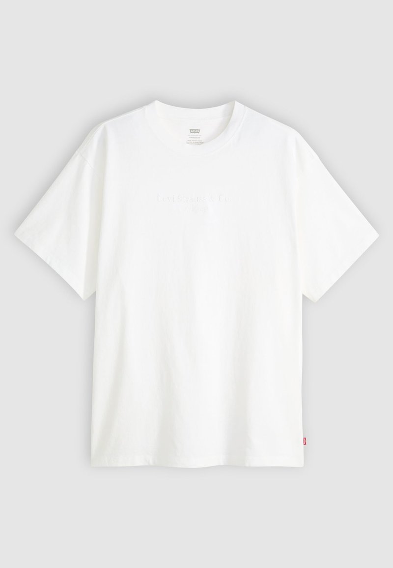 Weißes T-Shirt mit kurzen Ärmeln aus Baumwolle und rundem Halsausschnitt. Besitzt ein dezentes, geprägtes Logo-Detail auf der Vorderseite und ein rotes Etikett am Saum.