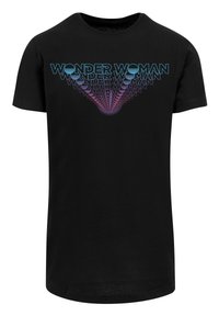 Černé bavlněné tričko s multicolor grafickým designem a textem "WONDER WOMAN" a opakujícími se vzory v modrých a růžových odstínech.