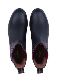 Granatowe skórzane botki za kostkę o gładkim wykończeniu, z elastycznymi panelami bocznymi w różowe paski oraz z pętelką do łatwego zakładania.