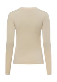 Langarmshirt van beige stof met een gladde textuur, met een ronde hals en een aansluitend ontwerp. Geen zichtbare patronen of accenten.