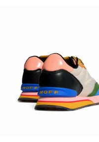 Zapatillas multicolores con un talón de cuero negro, acentos en rosa y azul, y una suela texturizada con un logo dorado "HOFF".