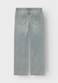 Jeans de mezclilla de pierna recta en azul claro mostrados desde la parte posterior con dos bolsillos de parche y trabillas en un fondo blanco.